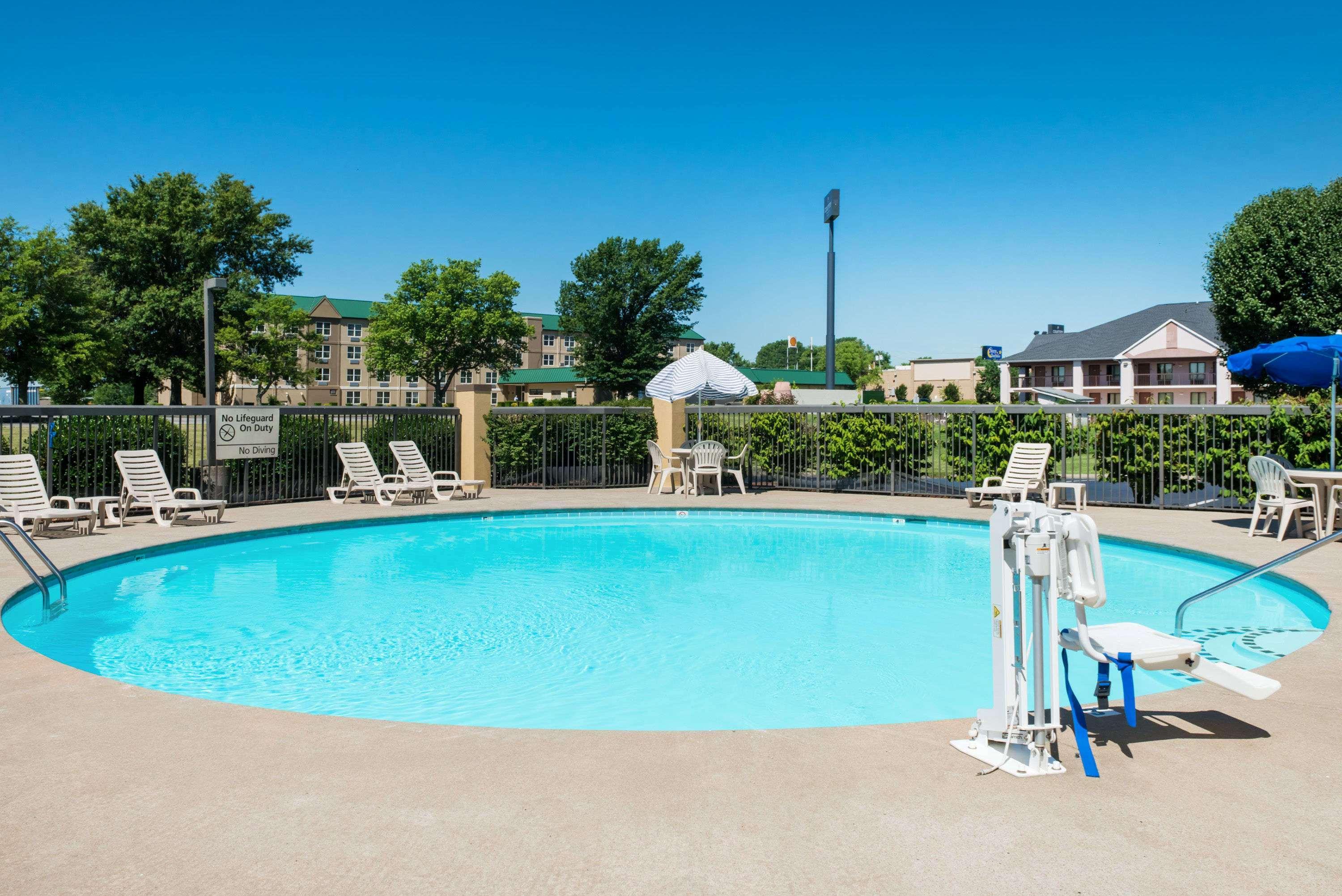 Baymont By Wyndham Clarksville Northeast Bagian luar foto